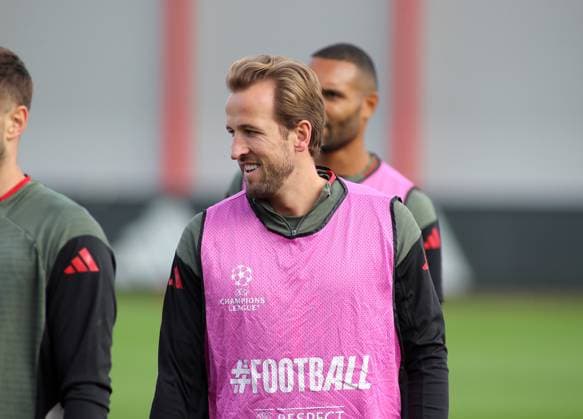 Fussball, Herren, Champions League, Saison 2025 2026, FC Bayern Mnnchen, Abschlusstraining Harry Kane (FC Bayern Mnnchen) mit Leibchen, Kopf, Oberknrper