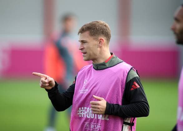 Fussball, Herren, Champions League, Saison 2025 2026, FC Bayern Mnnchen, Abschlusstraining Joshua Kimmich (FC Bayern Mnnchen) mit Leibchen, zeigen, deuten, Zeigefinger