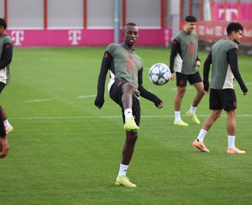 Fussball, Herren, Champions League, Saison 2025 2026, FC Bayern Mnnchen, Abschlusstraining Nicolas Jackson (FC Bayern Mnnchen) spielt einen Ball *** Football, Men, Champions League, Season 2025 2026, FC Bayern Mnnchen, Final training Nicolas Jackson FC Bayern Mnnchen plays a ball