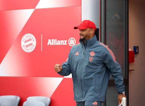 Fussball, Herren, Champions League, Saison 2025 2026, FC Bayern Mnnchen, Abschlusstraining Vincent Kompany, Trainer (FC Bayern Mnnchen) auf dem Weg zum Trainingsplatz