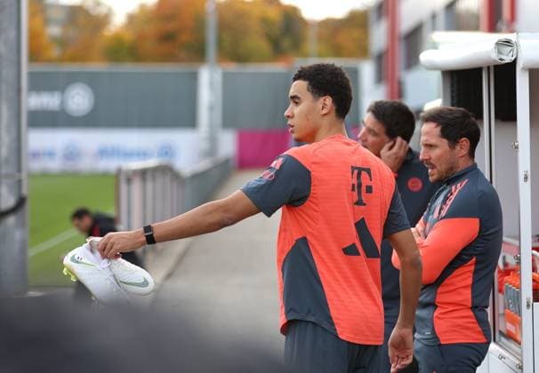 Fussball, Herren, Champions League, Saison 2025 2026, FC Bayern Mnnchen, Abschlusstraining Jamal Musiala (FC Bayern Mnnchen) mit Fussballschuhen in der Hand