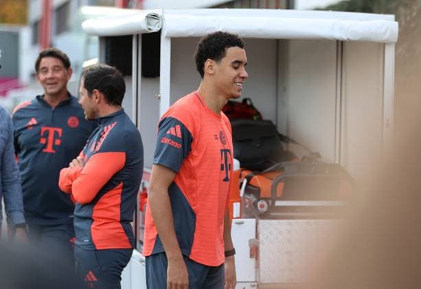 Fussball, Herren, Champions League, Saison 2025 2026, FC Bayern Mnnchen, Abschlusstraining Jamal Musiala (FC Bayern Mnnchen) Kopf, Oberknrper