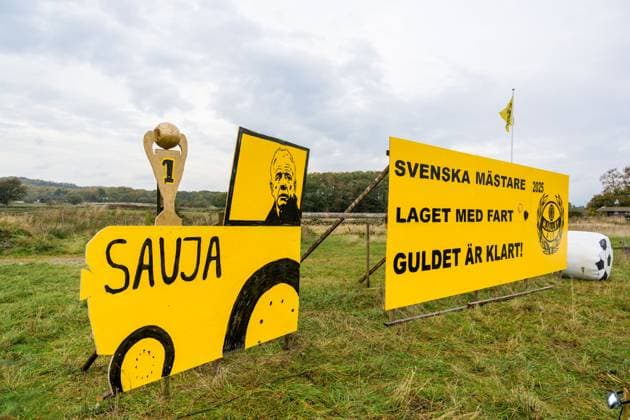 251021 Skylt med texten Svenska mnstare 2025, Laget med fart, Guldet nr klart pa en aker vid Strandvallen den 21 oktober 2025 i Hnllevik. Copyright: MATHILDAxSCHULER BB251021MA001