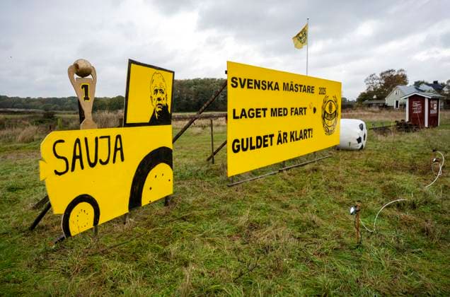 HnLLEVIK 2025-10-21 Sauja! Sportchefen Hasse Larsson i pa fnrarplats. Hyllning till svenska mnstarna i fotboll Mjnllby AIF utmed vngen till hemmaarenan Strandvallen pa tisdagen. HnLLEVIK SVERIGE x50090x