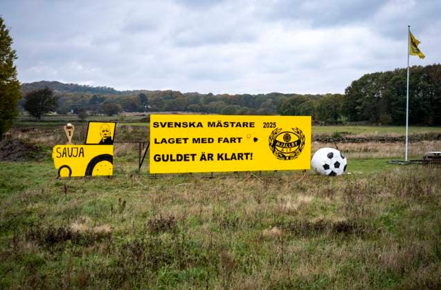 HnLLEVIK 2025-10-21 Sauja! Sportchefen Hasse Larsson i pa fnrarplats. Hyllning till svenska mnstarna i fotboll Mjnllby AIF utmed vngen till hemmaarenan Strandvallen pa tisdagen. HnLLEVIK SVERIGE x50090x