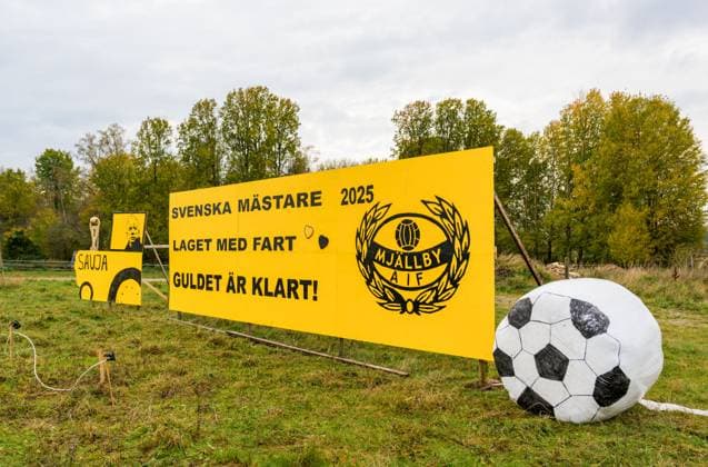 251021 Skylt med texten Svenska mnstare 2025, Laget med fart, Guldet nr klart pa en aker vid Strandvallen den 21 oktober 2025 i Hnllevik. Copyright: MATHILDAxSCHULER BB251021MA003