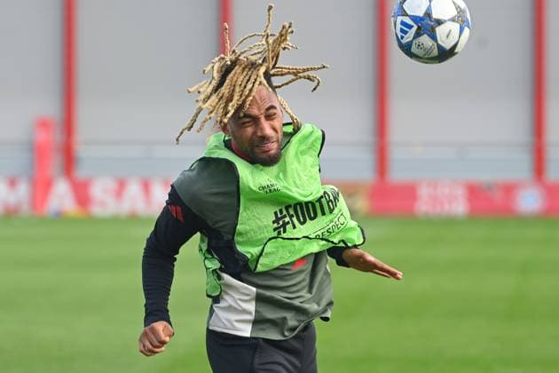 Kopfball Sacha BOEY (Bayern Muenchen), Aktion,Einzelbild,angeschnittenes Einzelmotiv,Halbfigur,halbe Figur. Abschlusstraining am 21.10.2025 Fussball Champions League,Saison 2025 26 FC Bayern Muenchen - Club Bruegge