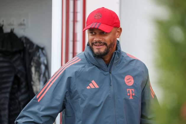 Vincent Kompany (FC Bayern Muenchen, Cheftrainer) lacht, GER, Abschlusstraining, FC Bayern Muenchen, Fussball, UEFA Champions League, Liga-Phase, 3. Spieltag, Saison 2025 2026, 21.10.2025, GER, Abschlusstraining, FC Bayern Muenchen, Fussball, UEFA Champions League, Liga-Phase, 3. Spieltag, Saison 2025 2026, 21.10.2025 Muenchen Copyright: xEibner-Pressefoto JennixMaulx EP_JML