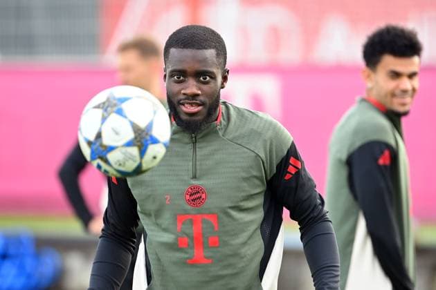 Dayot UPAMECANO (Bayern Muenchen) fokussiert den Ball, Abschlusstraining am 21.10.2025 Fussball Champions League,Saison 2025 26 FC Bayern Muenchen - Club Bruegge