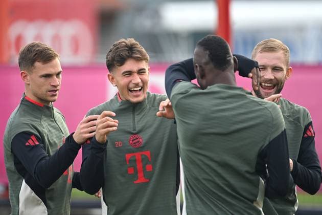 Bester Laune:v.li:Joshua KIMMICH (Bayern Muenchen),Tom BISCHOF (Bayern Muenchen),Nicolas JACKSON (Bayern Muenchen),Konrad LAIMER (Bayern Muenchen), lacht,lachen,lachend,optimistisch,gutgelaunt. Abschlusstraining am 21.10.2025 Fussball Champions League,Saison 2025 26 FC Bayern Muenchen - Club Bruegge