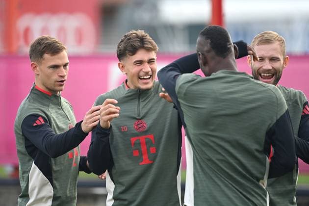 Bester Laune:v.li:Joshua KIMMICH (Bayern Muenchen),Tom BISCHOF (Bayern Muenchen),Nicolas JACKSON (Bayern Muenchen),Konrad LAIMER (Bayern Muenchen), lacht,lachen,lachend,optimistisch,gutgelaunt. Abschlusstraining am 21.10.2025 Fussball Champions League,Saison 2025 26 FC Bayern Muenchen - Club Bruegge