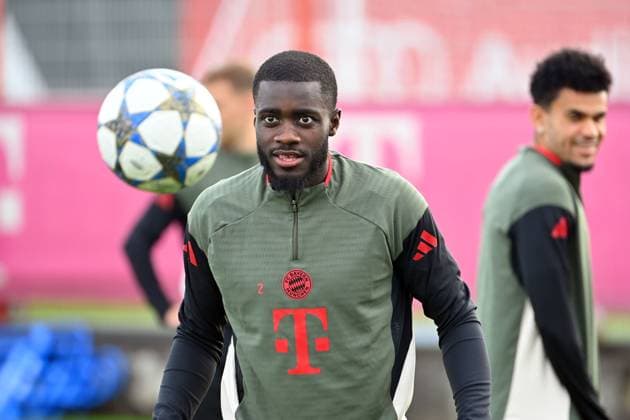 Dayot UPAMECANO (Bayern Muenchen) fokussiert den Ball, Abschlusstraining am 21.10.2025 Fussball Champions League,Saison 2025 26 FC Bayern Muenchen - Club Bruegge