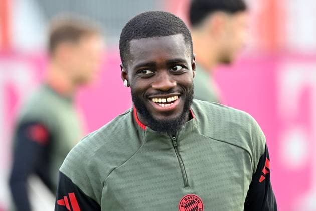 Dayot UPAMECANO (Bayern Muenchen) lacht,lachen,lachend,optimistisch, gutgelaunt,Aktion,Einzelbild,angeschnittenes Einzelmotiv,Portraet,Portrait,Portr�t. Abschlusstraining am 21.10.2025 Fussball Champions League,Saison 2025 26 FC Bayern Muenchen - Club Bruegge