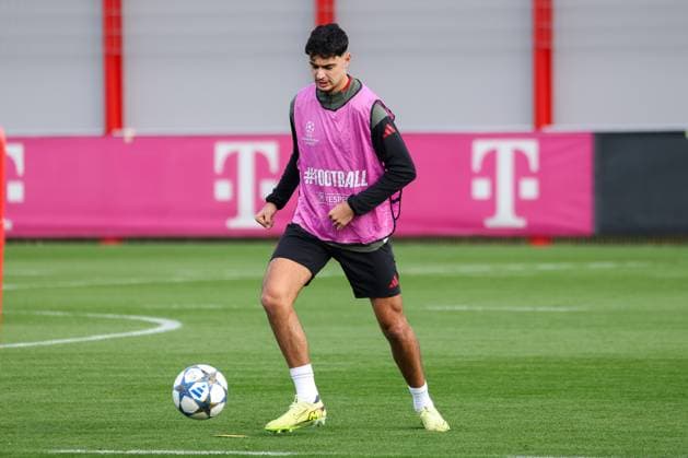 Aleksandar Pavlovic (FC Bayern Muenchen, 45) mit Ball, GER, Abschlusstraining, FC Bayern Muenchen, Fussball, UEFA Champions League, Liga-Phase, 3. Spieltag, Saison 2025 2026, 21.10.2025, GER, Abschlusstraining, FC Bayern Muenchen, Fussball, UEFA Champions League, Liga-Phase, 3. Spieltag, Saison 2025 2026, 21.10.2025 Muenchen Copyright: xEibner-Pressefoto JennixMaulx EP_JML