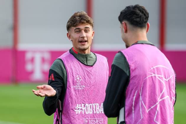 Tom Bischof (FC Bayern Muenchen, 20) im Gespraech mit Aleksandar Pavlovic (FC Bayern Muenchen, 45), GER, Abschlusstraining, FC Bayern Muenchen, Fussball, UEFA Champions League, Liga-Phase, 3. Spieltag, Saison 2025 2026, 21.10.2025, GER, Abschlusstraining, FC Bayern Muenchen, Fussball, UEFA Champions League, Liga-Phase, 3. Spieltag, Saison 2025 2026, 21.10.2025 Muenchen Copyright: xEibner-Pressefoto JennixMaulx EP_JML