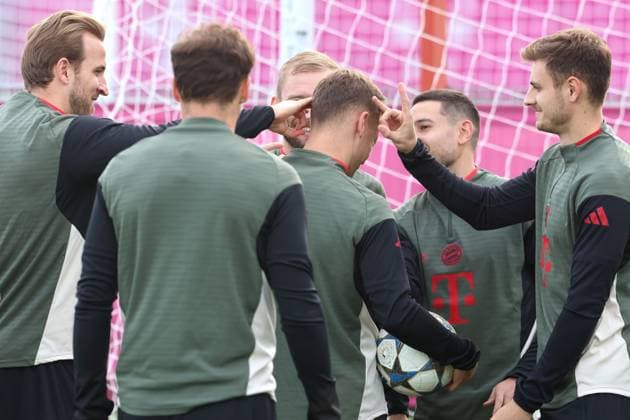 v.l. 9 Harry Kane, 6 Joshua Kimmich, 22 Raphael Adelino Jose Guerreiro, 44 Josip Stanisic, sind gut gelaunt, Portrnt, Portrait, Fussball Abschlusstraining UEFA Champions League Spiel - FC Bayern Mnnchen vs. FC Brngge 21.10.2025 Trainingsgelnnde, Snbenerstr. FOTO: Mladen Lackovic LakoPress
