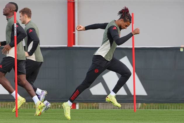 17 Michael Olise, sprint, sprintet, 11 Nicolas Jackson, 44 Josip Stanisic, laufen, Portrnt, Portrait, Fussball Abschlusstraining UEFA Champions League Spiel - FC Bayern Mnnchen vs. FC Brngge 21.10.2025 Trainingsgelnnde, Snbenerstr. FOTO: Mladen Lackovic LakoPress