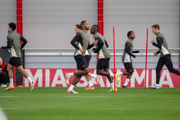 warm up beim Anschlusstraining, Jonathan Tah 4 (FC Bayern Muenchen), Abschlusstraining, FC Bayern Muenchen vs. Club Brugge, Fussball, Champions League, 21.10.2025 Muenchen Bayern Deutschland