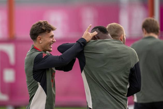 Tom Bischof 20 (FC Bayern Muenchen) schnippt Nicolas Jackson 11 (FC Bayern Muenchen) ans Ohr beim Anschlusstraining, Abschlusstraining, FC Bayern Muenchen vs. Club Brugge, Fussball, Champions League, 21.10.2025 Muenchen Bayern Deutschland