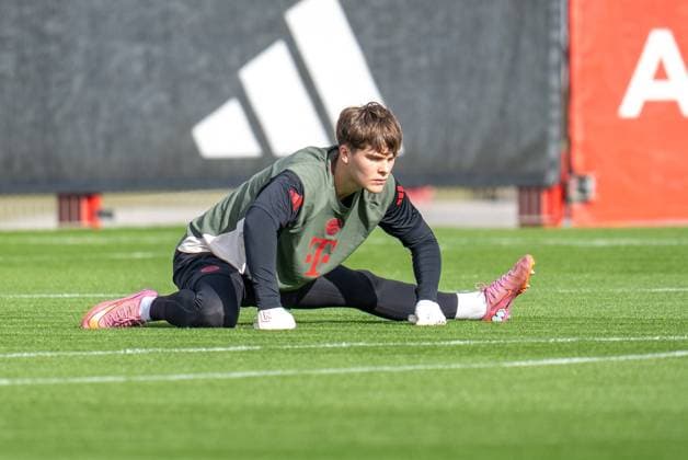 Jonas Urbig 40 (FC Bayern Muenchen) beim Anschlusstraining, Abschlusstraining, FC Bayern Muenchen vs. Club Brugge, Fussball, Champions League, 21.10.2025 Muenchen Bayern Deutschland