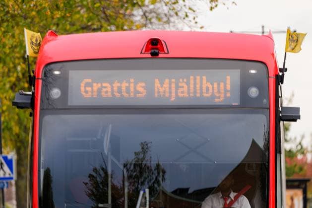 251021 En buss med texten Grattis Mjällby! den 21 oktober 2025 i Sölvesborg. Copyright: MATHILDAxSCHULER BB251021MA011