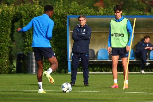October 21, 2025, Zingonia, Lombardia: Atalanta s coach Ivan Juric (C) during a training session on the eve of the UEFA Champions League soccer match between Atalanta BC and SK Slavia Praha at Bortolotti Training Center in Zingonia, Italy, 21 October 2025. .ANSA MICHELE MARAVIGLIA. Soccer: Champions League; Atalanta-Slavia Praga  - ZUMAa110 20251021_zaf_a110_017 Copyright: xMichelexMaravigliax