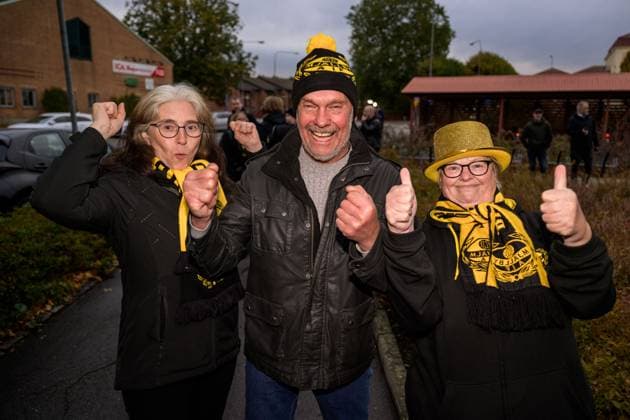 251021 Mjällbys supportrar väntar pa att spelarbussen ska anlända när laget välkomnas hem av supportrarna den 21 oktober 2025 i Sölvesborg. Copyright: MATHILDAxSCHULER BB251021MA016