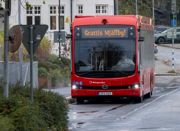 SÖLVESBORG 2025-10-21 En lokalbuss med Grattis Mjällby text i väntan pa att spelarna anländer till stationen i Sölvesborg pa tisdagen efter Mjällby AIFs SM-guld. Mjällby säkrade det historiska SM-guldet i fotboll genom att besegra IFK Göteborg med 2-0 pa bortaplan. SÖLVESBORG SVERIGE x50090x