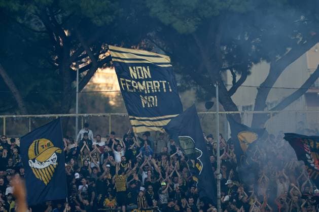 Tifosi (S.S. Juve Stabia); durante la partita tra Juve Stabia-Avellino del Campionato italiano di calcio Serie BKT 2025 2026 - Stadio Romeo Menti, Castellammare di Stabia, Italia - 18 Ottobre 2025 -  Copyright: xAlessandroxGarofalo LaPressex