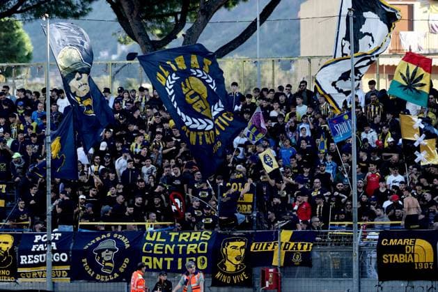 Tifosi (S.S. Juve Stabia); durante la partita tra Juve Stabia-Avellino del Campionato italiano di calcio Serie BKT 2025 2026 - Stadio Romeo Menti, Castellammare di Stabia, Italia - 18 Ottobre 2025 -  Copyright: xAlessandroxGarofalo LaPressex