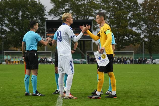 Mittwoch, 21.10.2025 Saison 2025 2026 3. Spieltag UEFA Youth League im Tingbjerg Idraetspark, Kopenhagen, Denmark. FC Kopenhagen U19 - BV Borussia Dortmund U19. Begrüßung der Mannschaftskapitäne.