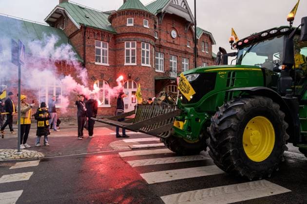 251021 Mjällbys supportrar väntar pa att spelarbussen ska anlända när laget välkomnas hem den 21 oktober 2025 i Sölvesborg. Copyright: MATHILDAxSCHULER BB251021MA020