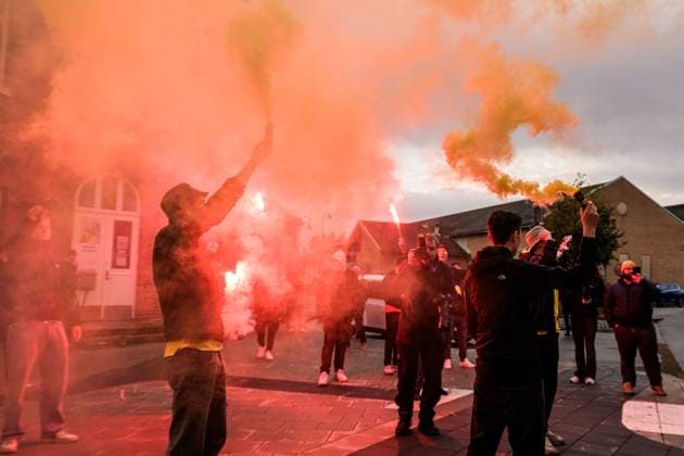 251021 Mjällbys supportrar väntar pa att spelarbussen ska anlända när laget välkomnas hem den 21 oktober 2025 i Sölvesborg. Copyright: MATHILDAxSCHULER BB251021MA022