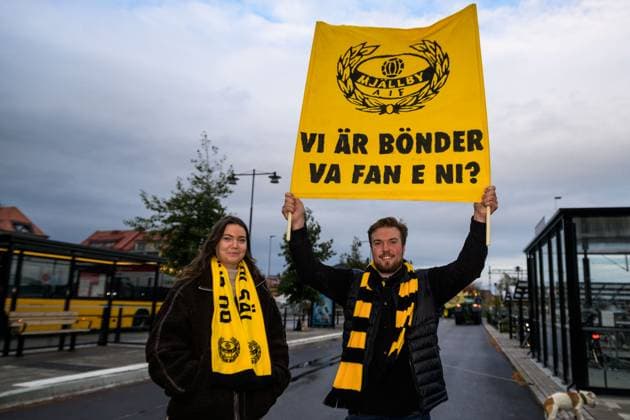 251021 Mjällbys supportrar väntar pa att spelarbussen ska anlända när laget välkomnas hem den 21 oktober 2025 i Sölvesborg. Copyright: MATHILDAxSCHULER BB251021MA024