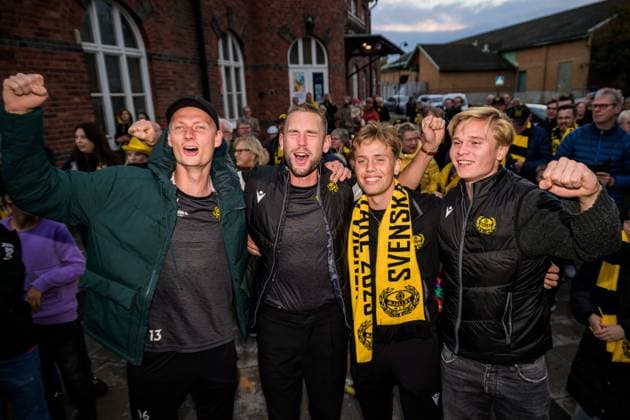 251021 Mjällbys spelare med supportrar när laget välkomnas hem av supportrarna den 21 oktober 2025 i Sölvesborg. Copyright: MATHILDAxSCHULER BB251021MA036