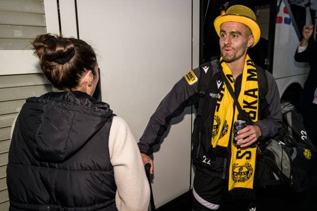 251021 Mjällbys Jesper Gustavsson när laget välkomnas hem av supportrarna den 21 oktober 2025 i Sölvesborg. Copyright: MATHILDAxSCHULER BB251021MA042