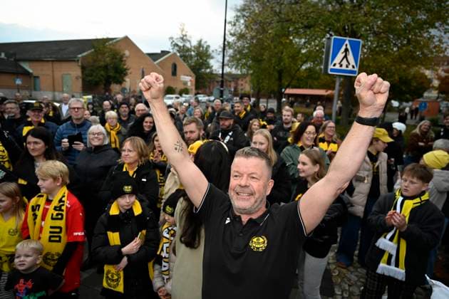 SÖLVESBORG 2025-10-21 Mjällbys tränare Anders Torstensson anländer till stationen i Sölvesborg pa tisdagen efter Mjällby AIFs SM guld. Mjällby säkrade det historiska SM-guldet i fotboll genom att besegra IFK Göteborg med 2-0 pa bortaplan. SÖLVESBORG SVERIGE x50090x