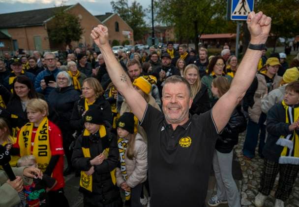 SÖLVESBORG 2025-10-21 Mjällbys tränare Anders Torstensson anländer till stationen i Sölvesborg pa tisdagen efter Mjällby AIFs SM guld. Mjällby säkrade det historiska SM-guldet i fotboll genom att besegra IFK Göteborg med 2-0 pa bortaplan. SÖLVESBORG SVERIGE x50090x