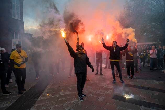 SÖLVESBORG 2025-10-21 Fansen väntar med bengaler för att fira spelarna när dom anländer till stationen i Sölvesborg pa tisdagen efter Mjällby AIFs SM guld. Mjällby säkrade det historiska SM-guldet i fotboll genom att besegra IFK Göteborg med 2-0 pa bortaplan. SÖLVESBORG SVERIGE x50090x