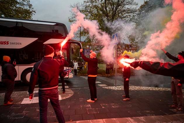 SÖLVESBORG 2025-10-21 Fansen väntar med bengaler för att fira spelarna när dom anländer till stationen i Sölvesborg pa tisdagen efter Mjällby AIFs SM guld. Mjällby säkrade det historiska SM-guldet i fotboll genom att besegra IFK Göteborg med 2-0 pa bortaplan. SÖLVESBORG SVERIGE x50090x