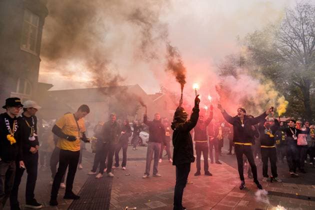 251021 Mjällbys supportrar väntar pa att spelarbussen ska anlända när laget välkomnas hem den 21 oktober 2025 i Sölvesborg. Copyright: MATHILDAxSCHULER BB251021MA047