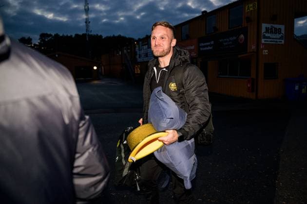 251021 Mjällbys fysioterapeut Filip Lundgardh när laget välkomnas hem av supportrarna den 21 oktober 2025 i Sölvesborg. Copyright: MATHILDAxSCHULER BB251021MA056