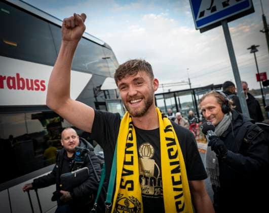 SÖLVESBORG 2025-10-21 Mjällby AIFs malvakt Noel Törnqvist sa spelarna anländer till stationen i Sölvesborg pa tisdagen efter Mjällby AIFs SM guld. Mjällby säkrade det historiska SM-guldet i fotboll genom att besegra IFK Göteborg med 2-0 pa bortaplan. SÖLVESBORG SVERIGE x50090x