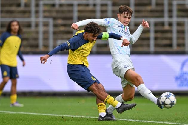 251021 Youth League Youth League : Royale Union Saint-Gilloise vs FC Internazionale Milano Youssef Hamoutahar (10) of Union and Leonardo Bovio (5) of Inter pictured during the matchday 3 Uefa Youth League League Phase game in season 2025 - 2026 between the Under 19 teams of Royale Union Saint-Gilloise and FC Internazionale Milano on October 21 , 2025 in Vorst, Belgium. (Photo by David Catry sportpix) Vorst Joseph Marien Brussels Belgium  Copyright: xsportpixxDavidxCatryx