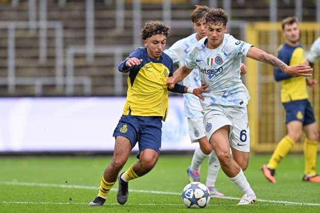 251021 Youth League Youth League : Royale Union Saint-Gilloise vs FC Internazionale Milano Youssef Hamoutahar (10) of Union and Alessandro Nenna (6) of Inter fighting for the ball during the matchday 3 Uefa Youth League League Phase game in season 2025 - 2026 between the Under 19 teams of Royale Union Saint-Gilloise and FC Internazionale Milano on October 21 , 2025 in Vorst, Belgium. (Photo by David Catry sportpix) Vorst Joseph Marien Brussels Belgium  Copyright: xsportpixxDavidxCatryx