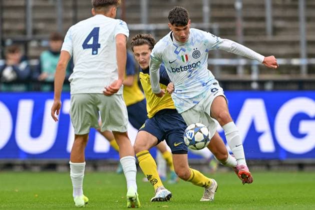 251021 Youth League Youth League : Royale Union Saint-Gilloise vs FC Internazionale Milano Noa Recchia (6) of Union fighting for the ball with Andrija Vukoje (8) of Inter during the matchday 3 Uefa Youth League League Phase game in season 2025 - 2026 between the Under 19 teams of Royale Union Saint-Gilloise and FC Internazionale Milano on October 21 , 2025 in Vorst, Belgium. (Photo by David Catry sportpix) Vorst Joseph Marien Brussels Belgium  Copyright: xsportpixxDavidxCatryx