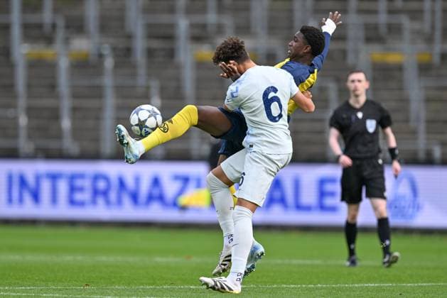 251021 Youth League Youth League : Royale Union Saint-Gilloise vs FC Internazionale Milano Sekou Keita (9) of Union fighting for the ball with Alessandro Nenna (6) of Inter during the matchday 3 Uefa Youth League League Phase game in season 2025 - 2026 between the Under 19 teams of Royale Union Saint-Gilloise and FC Internazionale Milano on October 21 , 2025 in Vorst, Belgium. (Photo by David Catry sportpix) Vorst Joseph Marien Brussels Belgium  Copyright: xsportpixxDavidxCatryx