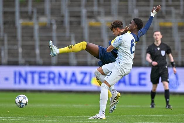251021 Youth League Youth League : Royale Union Saint-Gilloise vs FC Internazionale Milano Sekou Keita (9) of Union fighting for the ball with Alessandro Nenna (6) of Inter during the matchday 3 Uefa Youth League League Phase game in season 2025 - 2026 between the Under 19 teams of Royale Union Saint-Gilloise and FC Internazionale Milano on October 21 , 2025 in Vorst, Belgium. (Photo by David Catry sportpix) Vorst Joseph Marien Brussels Belgium  Copyright: xsportpixxDavidxCatryx