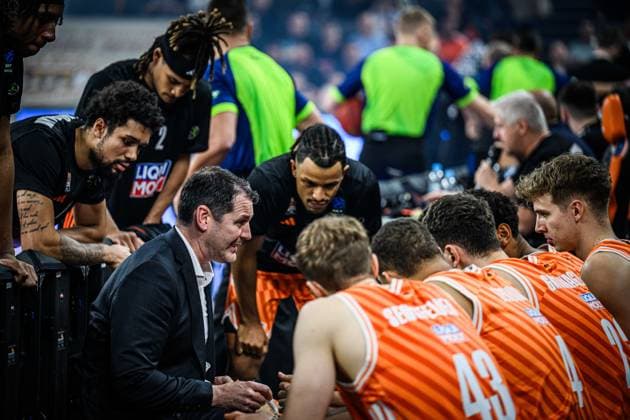 Head Coach Ty Harrelson (ratiopharm ulm) timeout waehrend des EuroCup spiels zwischen ratiopharm ulm v Besiktas GAIN Istanbul in der ratiopharm Arena am 21. October 2025 in Neu-Ulm, Deutschland. (Foto von Harry Langer DeFodi Images) +++ Head Coach Ty Harrelson (ratiopharm ulm) timeout during the EuroCup match between ratiopharm ulm v Besiktas GAIN Istanbul at ratiopharm Arena on October 21, 2025 in Neu-Ulm, Germany. (Photo by Harry Langer DeFodi Images) (Photo by Harry Langer DeFodi Images) Head Coach Ty Harrelson ratiopharm ulm timeout during the EuroCup match between ratiopharm ulm v Besiktas GAIN Istanbul at ratiopharm Arena on October 21, 2025 in Neu Ulm, Germany, Germany Photo by Harry Langer DeFodi Images Head Coach Ty Harrelson ratiopharm ulm timeout during the EuroCup match between ratiopharm ulm v Besiktas GAIN Istanbul at ratiopharm Arena on October 21, 2025 in Neu Ulm, Germany Photo by Harry Langer DeFodi Images Photo by Harry Langer DeFodi Images