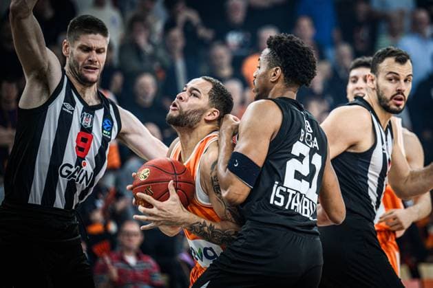 Conor Morgan (Besiktas GAIN Istanbul), Christopher Ledlum (ratiopharm ulm) und Anthony Brown (Besiktas GAIN Istanbul) im Zweikampf waehrend des EuroCup spiels zwischen ratiopharm ulm v Besiktas GAIN Istanbul in der ratiopharm Arena am 21. October 2025 in Neu-Ulm, Deutschland. (Foto von Harry Langer DeFodi Images) +++ Conor Morgan (Besiktas GAIN Istanbul), Christopher Ledlum (ratiopharm ulm) und Anthony Brown (Besiktas GAIN Istanbul) battle for the ball during the EuroCup match between ratiopharm ulm v Besiktas GAIN Istanbul at ratiopharm Arena on October 21, 2025 in Neu-Ulm, Germany. (Photo by Harry Langer DeFodi Images) (Photo by Harry Langer DeFodi Images) Conor Morgan Besiktas GAIN Istanbul , Christopher Ledlum ratiopharm ulm and Anthony Brown Besiktas GAIN Istanbul in a duel during the EuroCup match between ratiopharm ulm v Besiktas GAIN Istanbul at ratiopharm Arena on October 21, 2025 in Neu Ulm, Germany Photo by Harry Langer DeFodi Images Conor Morgan Besiktas GAIN Istanbul , Christopher Ledlum ratiopharm ulm and Anthony Brown Besiktas GAIN Istanbul battle for the ball during the EuroCup match between ratiopharm ulm v Besiktas GAIN Istanbul at ratiopharm Arena on October 21, 2025 in Neu Ulm, Germany Photo by Harry Langer DeFodi Images Photo by Harry Langer DeFodi Images